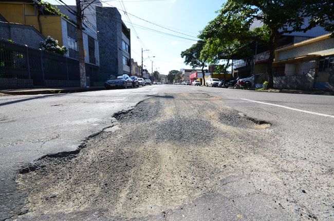 Cratera incomoda na Rua Henrique Burnier desde dezembro (Olavo Prazeres/07-01-16)