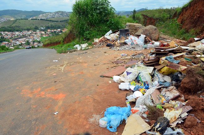 Depósito irregular também na Rua Agulhas Negras, no acesso entre Monte Castelo e Caiçaras (Olavo Prazeres/25-01-16)