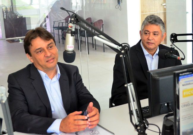 Dimas e o candidato à vice, Hélio Antônio, em entrevista à rádio CBN e à Tribuna (Olavo Prazeres/11-01-16)