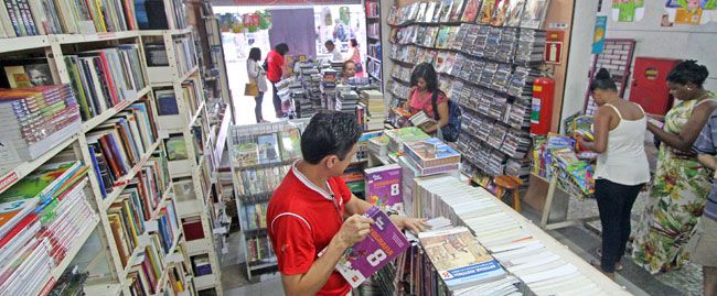Pais economizam até 50% com livro usado 2 Em algumas livrarias, pais se organizam em grupos para fazer compras coletivas (Leonardo Costa/04-01-16)