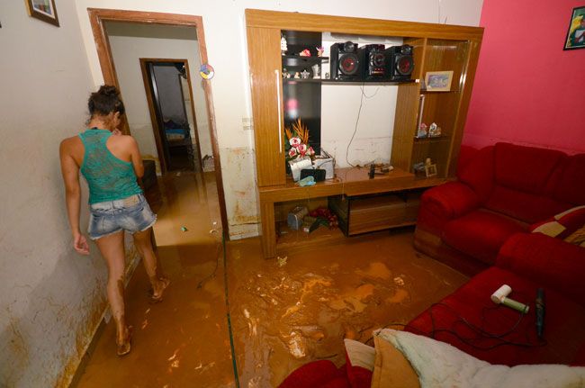 Cidades alagadas e estradas fechadas 7 Em Piau, Vanderleia Assis acordou de madrugada com água dentro de casa.