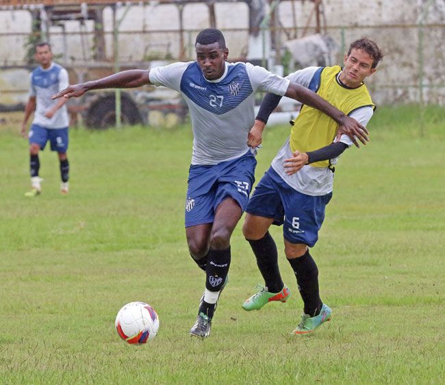 Agarrou e não larga mais 2 Filipe Alves tem dado duro nos treinos em Santa Terezinha (LEONARDO COSTA)