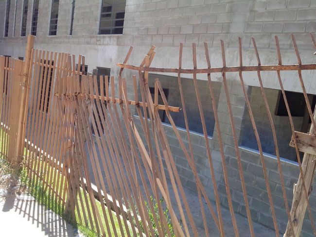 Grades apresentam sinais de vandalismo, e local é usado para consumo de drogas