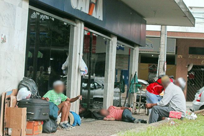 Grupo permanece por longos períodos no cruzamento da Rua Padre Café com Avenida Itamar Franco (LEONARDO COSTA/04-12-15)