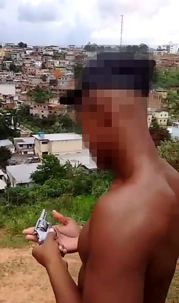 Detido suspeito de marcar confronto por rede social 2 Jovem que seria morador do Ipiranga exibe arma