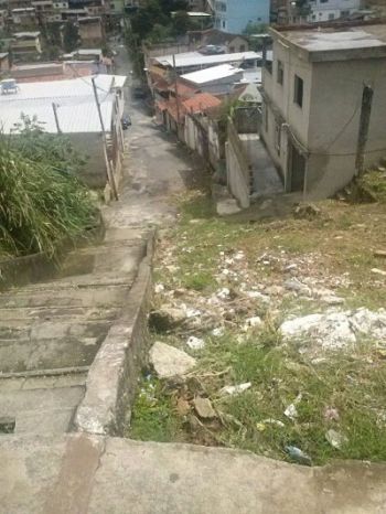 Leitor denuncia situação de abandono em escadão do Bairro São Benedito (Jonathan Julio Dias)