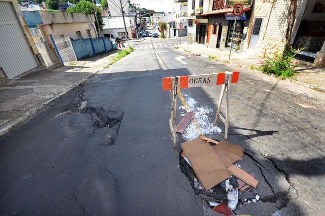 Moradores colocaram cavalete para alertar sobre os riscos com a cratera (Olavo Prazeres/27-01-16)