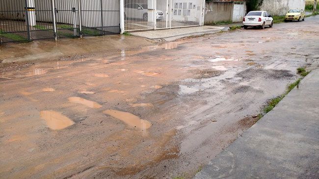Moradores da Rua das Marcassitas reclamam das constantes crateras na via (Igor da Silva)
