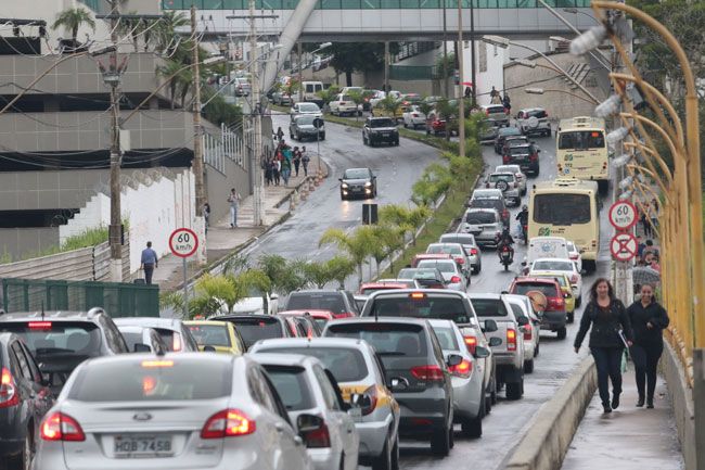 Aumenta número de faltosos nas provas 2 Movimento foi intenso ontem, principalmente no entorno do campus, mas não houve registros de maiores problemas (Fernando Priamo/18-01-18)