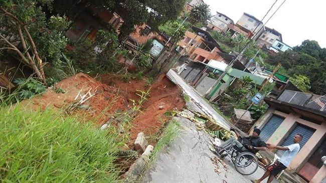 Chuvas comprometem itinerário de ônibus 4 Na Rua Amazonas, trecho cedeu nos últimos dias, impedindo tráfego de veículos pesados (Marcos Vinícius da Silva)