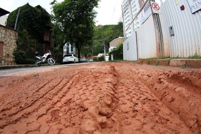 Buracos em via no Cascatinha 2 Na Rua Francisco Vaz de Magalhães, a lama dificulta o trânsito de carros e pedestres (Fernando Priamo/20-01-16)