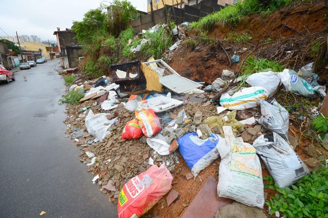Na Rua Sebastião Nunes Costa, no Jardim de Alá, há lixo, entulho e móveis espalhados (Olavo Prazeres/20-01-16)