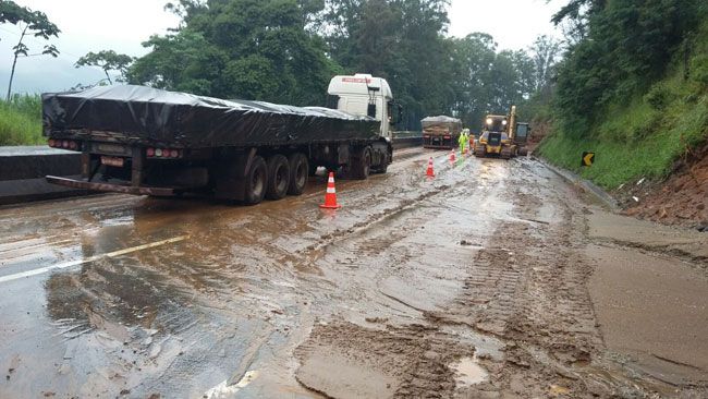 Cidades alagadas e estradas fechadas 5 No Km 727 da BR-040, em Oliveira Fortes, houve queda de barreira (divulgação prf)