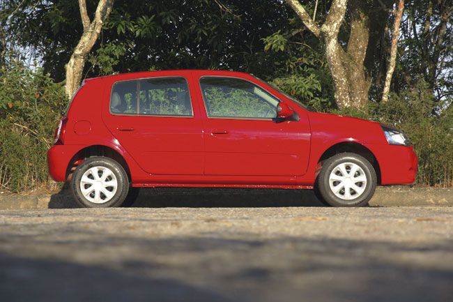 O carro mais barato da Renault, R$ 32.990, já sai de fábrica com carroceria de quatro portas e ar-condicionado, direção hidráulica, vidros dianteiros e travas elétricos (Fotos: Isabel Almeida/Carta Z Notícias / 12/01/2016 -)