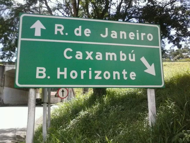 Leitor flagra erro ortográfico em placa 2 Palavra