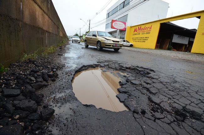 Via repleta de buracos 2 Situação na Avenida Pedro Henrique Krambeck, no São Pedro, exige atenção redobrada (Olavo Prazeres/18-01-16)