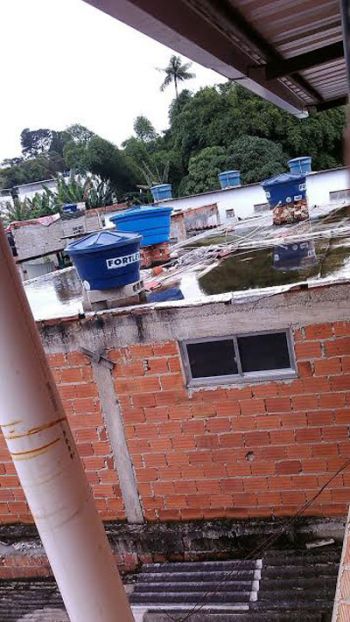 Moradores denunciam laje com acúmulo de água 2 Água em laje chama atenção de vizinhança no São Pedro