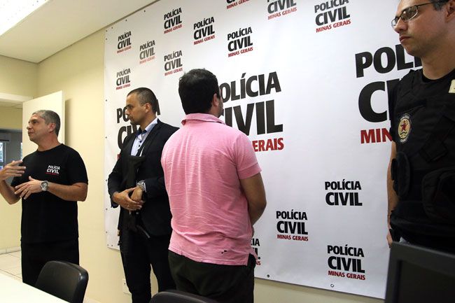 Morte é atrelada à dívida de prefeitura 2 Apesar de preso, militar reformado (de costas) nega ser mandante de crime (Fernando Priamo/16-02-16)