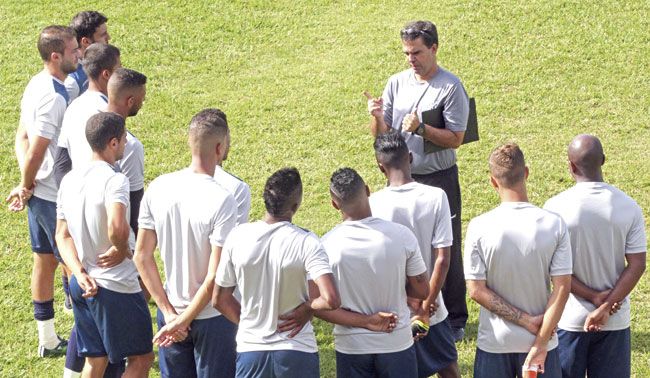 Hora de virar a página 2 Após conversa com jogadores, Junior Lopes promete jogo diferente (Felipe Couri/tupifc)