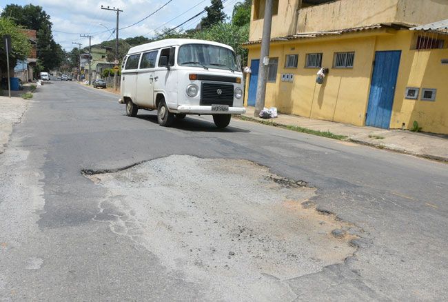 Cratera na pista 2 Buraco está na altura do número 1.097 da Avenida Senhor dos Passos (Marcelo Ribeiro/23-02-16)