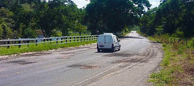 Viagem mais perigosa no carnaval 4 Com crateras, tem sido comum avarias em veículos na MG-353 (flávia faquini)