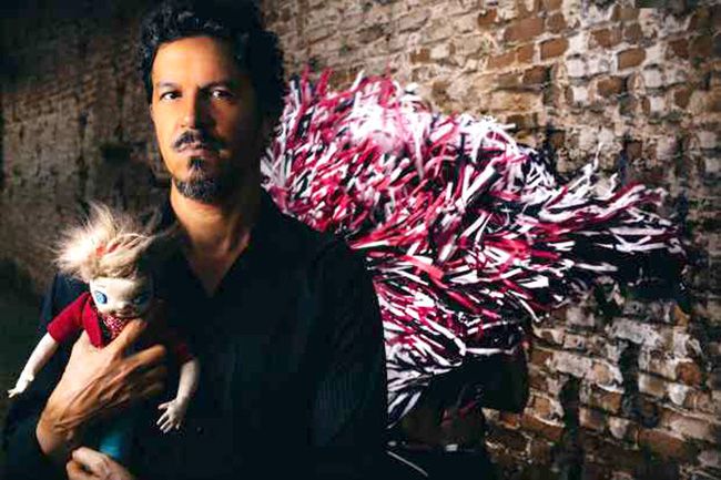 Com mais de 20 anos de carreira, Siba promove sonoridade em que maracatu, rock, pop e ciranda convivem em harmonia