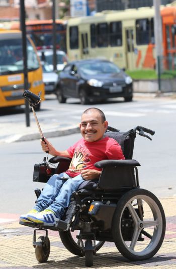 Com uma câmera na mão, Zé cria vídeos para mostrar sua rotina (Fernando Priamo)