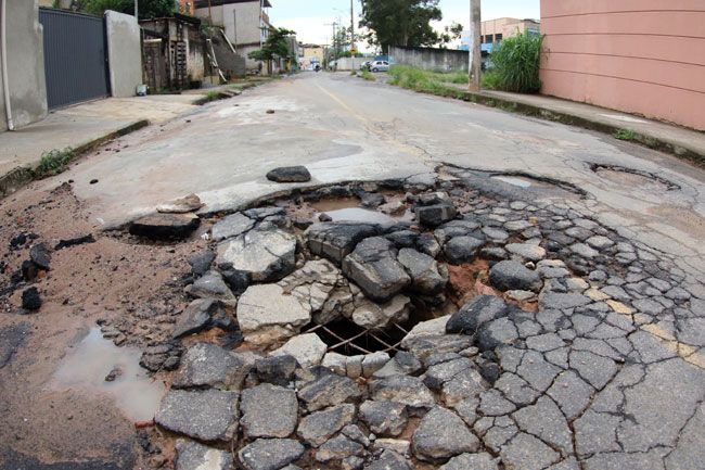 Buraco e bueiro sem tampa 2 Cuidado deve ser redobrado na Rua Tenente Guimarães (Fernando Priamo/16-02-16)
