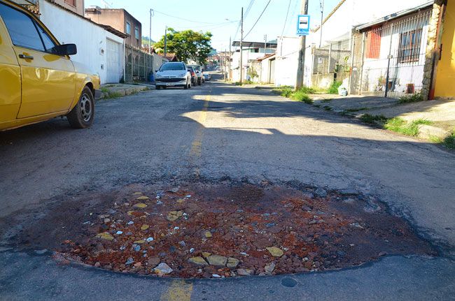 Morador tampa buraco no Carlos Chagas 2 Depois de cerca de 20 dias aberto, buraco foi tapado por morador