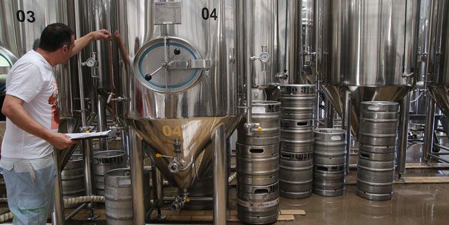 Cervejaria cigana amplia potencial de mercado 2 Em algumas fábricas locais, 45% da produção são de cervejas ciganas (Fernando Priamo)