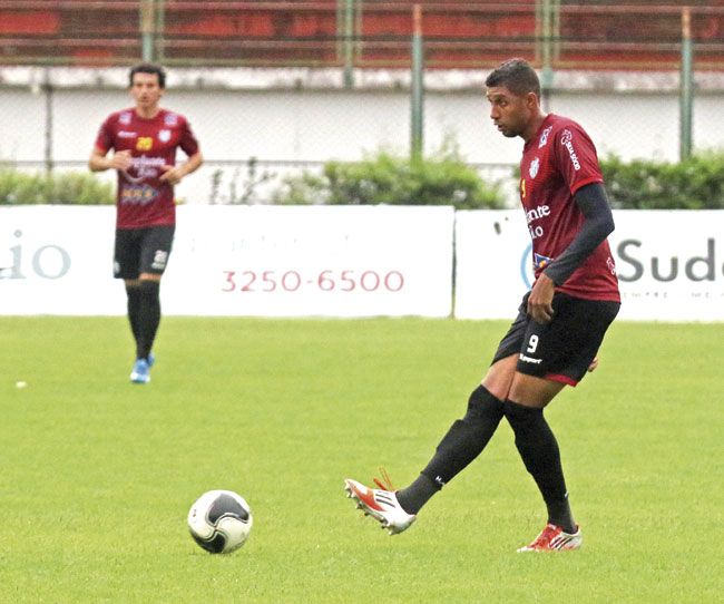 Hélder ganha espaço na zaga 2 Hélder pode formar dupla com zagueiro Sidimar amanhã (Leonardo Costa/25-02-16)