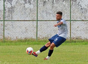 Reencontro com a torcida 2 Hiroshi ganhou vaga no meio, ao lado de William (Leonardo Costa)
