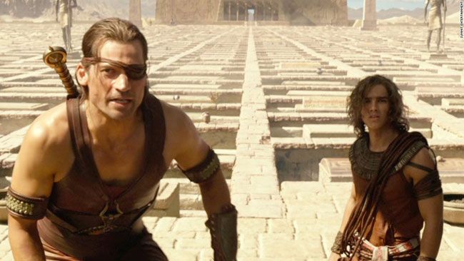 Hórus (Nikolaj Coster-Waldau, à esquerda) é procurado por Bek (Brenton Thwaites) para salvar o Egito da tirania e crueldade de Set