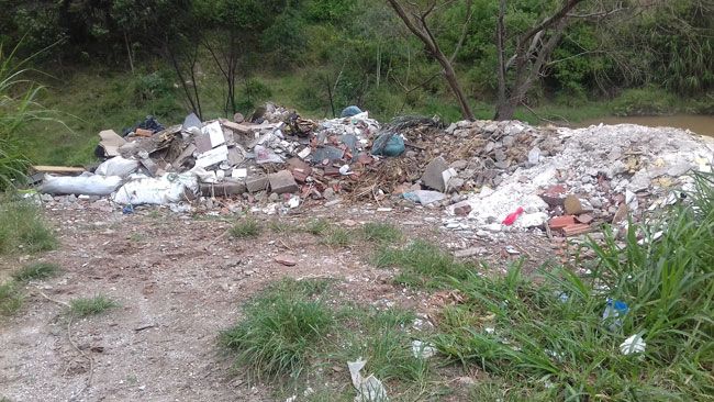 Lixões incomodam na Rua Geraldo Albano Fernandes, no Bairro Cidade do Sol (Thiago Soares de Souza)