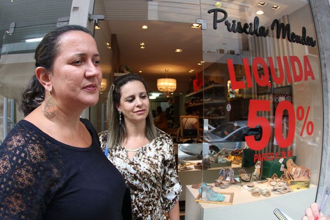 Mônica Magela e Daniela Faria aproveitaram descontos para comprar sapatos novos (Fernando Priamo/16-02-16)
