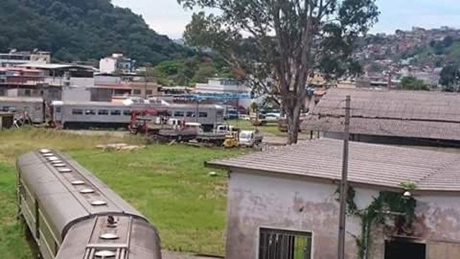 Leitores denunciam possíveis criadouros 4 No Bairro Industrial, leitores temem por focos em vagões desativados (Fabiano Biá)
