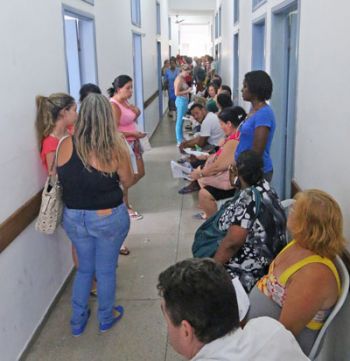 Pacientes superlotam Centro de Hidratação 2 Pacientes fazem fila para receber diagnóstico no posto montado no PAM-Andradas (Leonardo Costa/17-02-16)