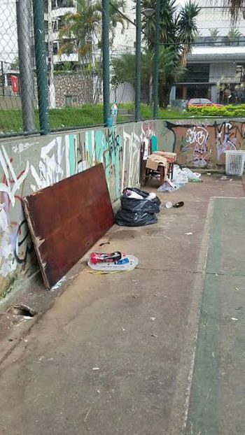 Sujeira na praça de S. Mateus 2 Problema é registrado na Praça Jarbas de Lery após realização de eventos (José Luiz Britto Bastos)