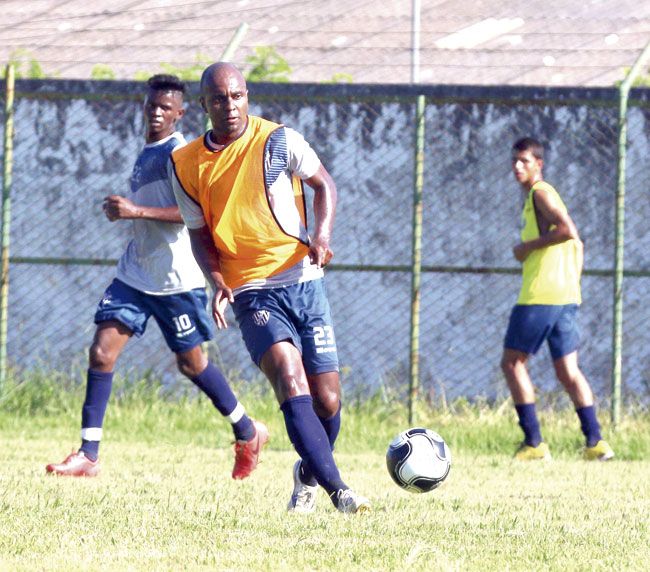 Rafael Jataí treinou no time titular ontem (Leonardo Costa/tupifc.esp.br)