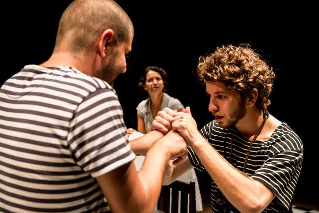 FOTOS: RENATO MANGOLIN/DIVULGAÇÃO Tairone Vale, de costas, integra elenco da peça