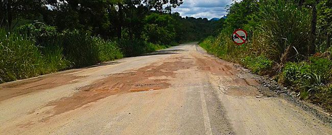 Viagem mais perigosa no carnaval 3 Trecho da MG-353 entre Rio Novo e Guarani apresenta buracos em sequência (nena áglio)
