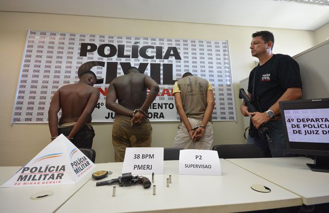 Três suspeitos foram apresentados ontem pela Polícia Civil em Juiz de Fora (Marcelo Ribeiro/10-02-16)