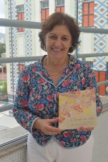 Além de ser responsável pela escrita, a psicóloga assina os bordados que ilustram a obra 