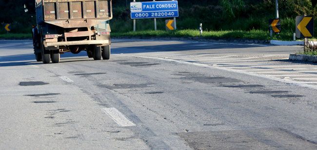 Asfalto apresenta avarias na altura do município de Juiz de Fora (Fernando Priamo/21-03-16)