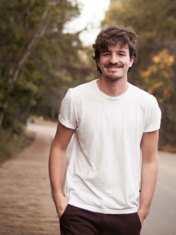 'Gosto de histórias que saiam do raso' 2 Com dois livros lançados, o estudante de jornalismo da UFJF, Vinícius Grossos, prepara o lançamento de