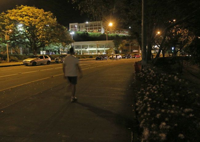 Vigilante amordaçado em assalto na UFJF 2 Comunidade acadêmica está assustada com os últimos episódios de violência no campus, principalmente à noite (Leonardo Costa)