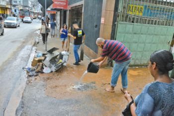 Dia de limpeza nas ruas de Santa Luzia