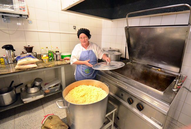 Sopa dos Pobres pede ajuda para manter atendimento 4 Distribuição dos alimentos acontece de segunda a sexta-feira há quase 85 anos (olavo prazeres/10-03-16)