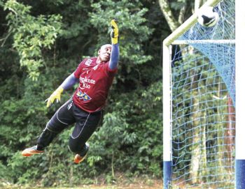 De olho na defesa 2 Escalado em todos os jogos do Tupi, Glaysson diz que o time não pode afrouxar a marcação (Leonardo Costa)