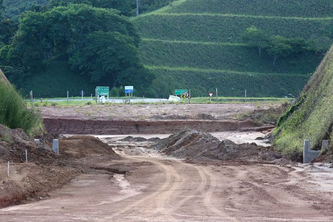 DER garante conclusão de estrada para este ano 2 Estrada vai ligar MG-353 a trecho da BR-040 próximo à Barreira do Triunfo, onde já é possível identificar o novo traçado (Fernando Priamo)